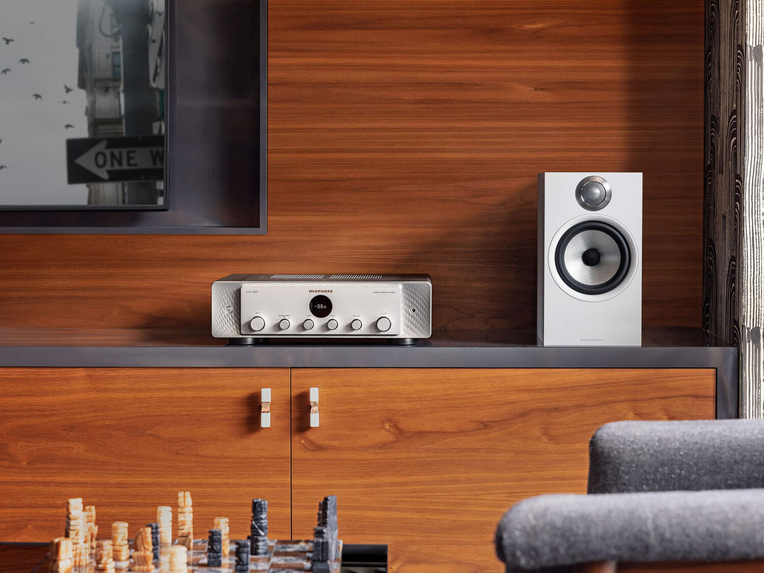 Marantz MODEL 40n on a wooden shelf next to a speaker