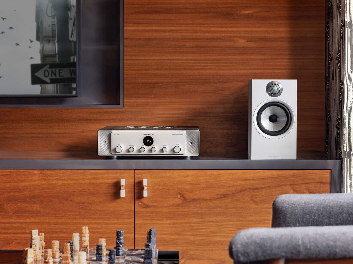 Marantz MODEL 40n on a wooden shelf next to a speaker