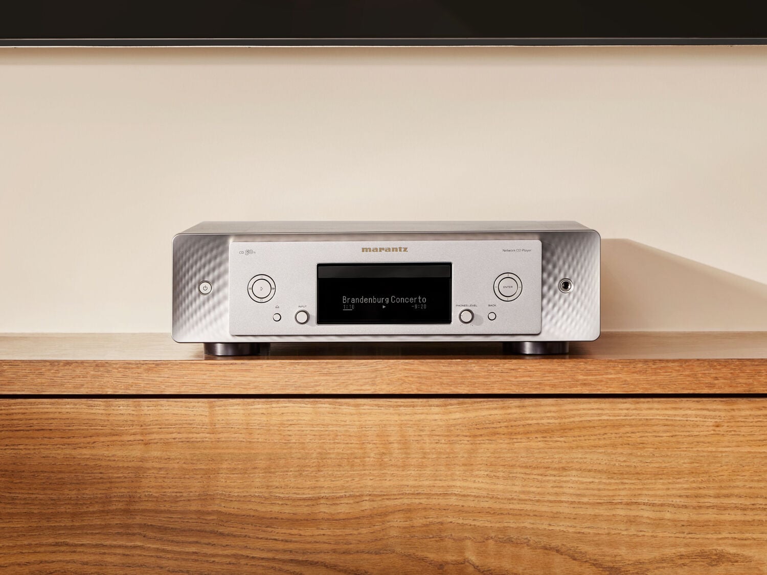 CD50N - Silver gold lifestyle view