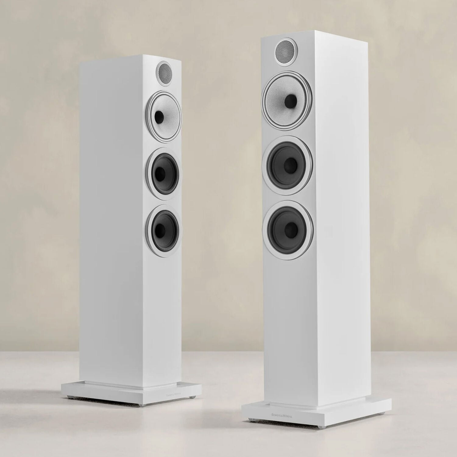 704 S3, Satin White, dynamic